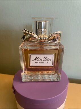 Dior Miss Dior Eau de Toilette — Gold Bow with Pink-Tinted Fragrance